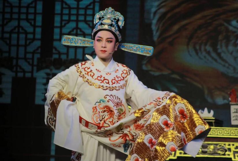 花上百萬治療仍無效！49歲演員「驚傳癌症病逝」　兒子「葬禮現場哭斷腸」