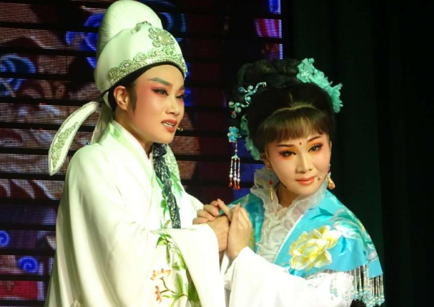 花上百萬治療仍無效！49歲演員「驚傳癌症病逝」　兒子「葬禮現場哭斷腸」