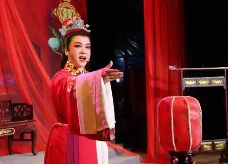 花上百萬治療仍無效！49歲演員「驚傳癌症病逝」　兒子「葬禮現場哭斷腸」
