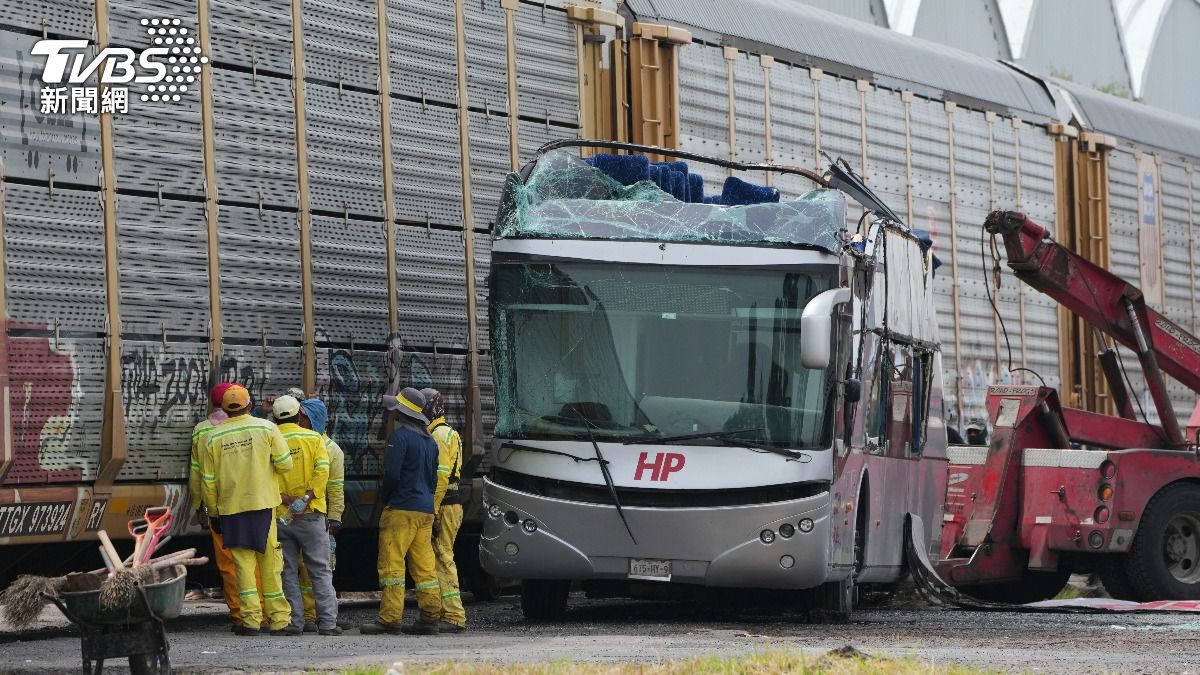 快訊／列車驚傳「攔腰撞上巴士」！車頂被削平「死亡人數曝光」至少61傷