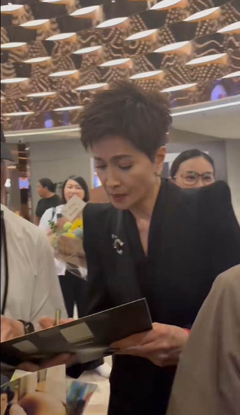 曾和天王相戀7年！60歲資深女星「消失螢光幕多年再現身」　至今仍單身「短髮凍齡美貌」被讚翻