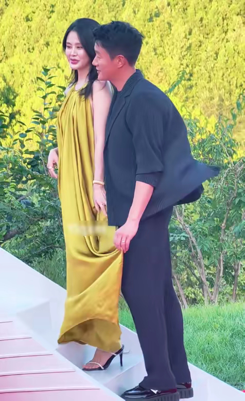 結婚17年！46歲男星「私下與老婆出門」被巧遇　鏡頭向下「真實互動太寵溺」網讚：沒有嫁錯人