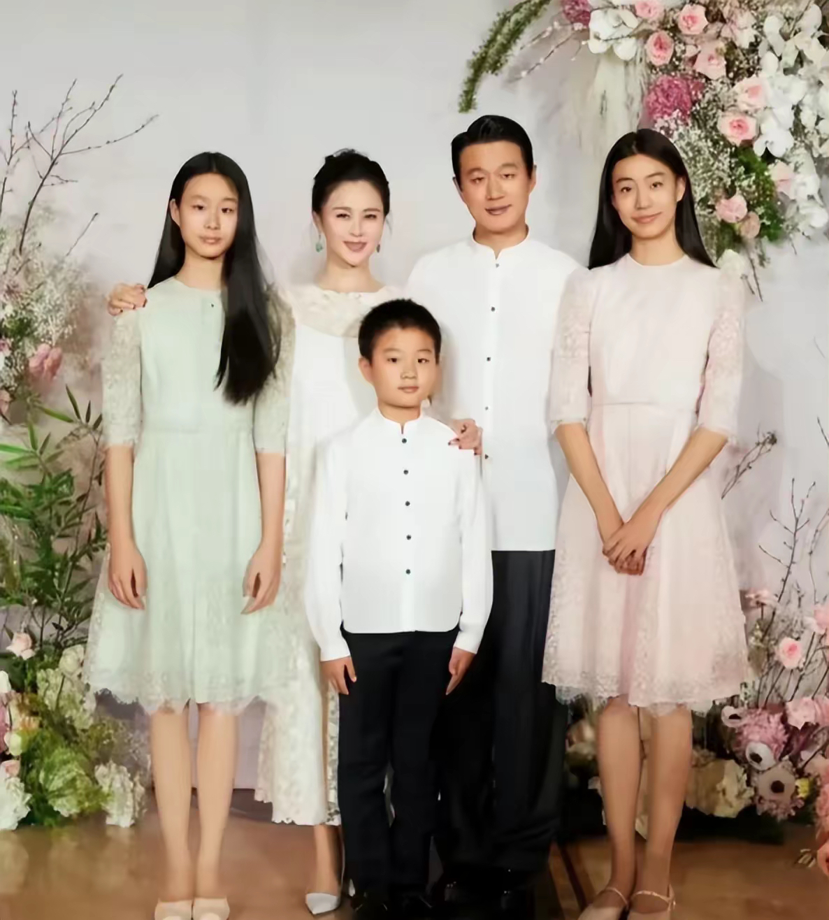 結婚17年！46歲男星「私下與老婆出門」被巧遇　鏡頭向下「真實互動太寵溺」網讚：沒有嫁錯人