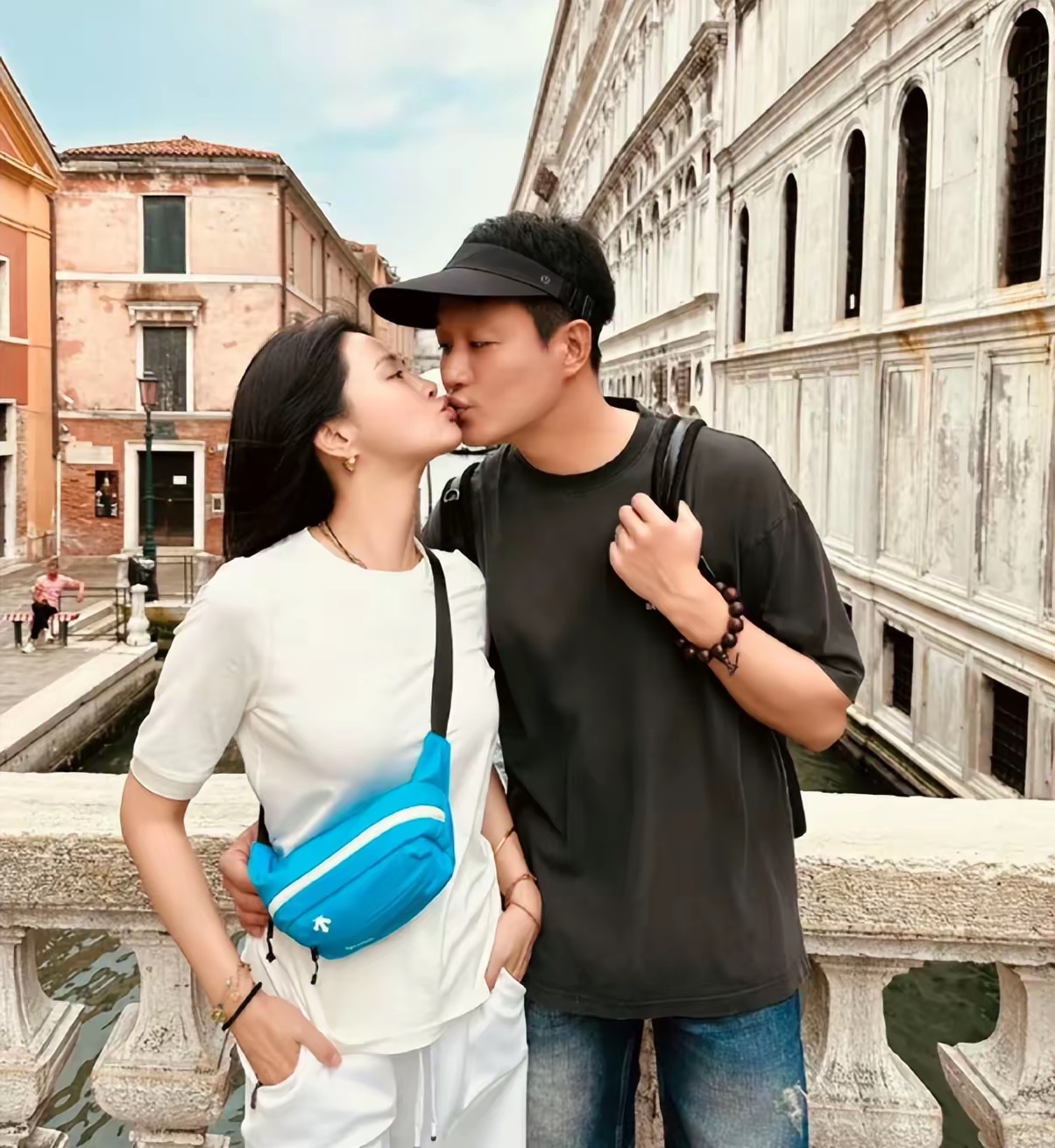 結婚17年！46歲男星「私下與老婆出門」被巧遇　鏡頭向下「真實互動太寵溺」網讚：沒有嫁錯人