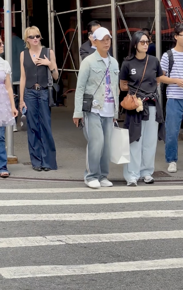 街頭巧遇大咖夫妻檔！51歲女神「素顏仙氣突破天際」　陪入學「17歲兒是頂尖學霸」當李安學弟