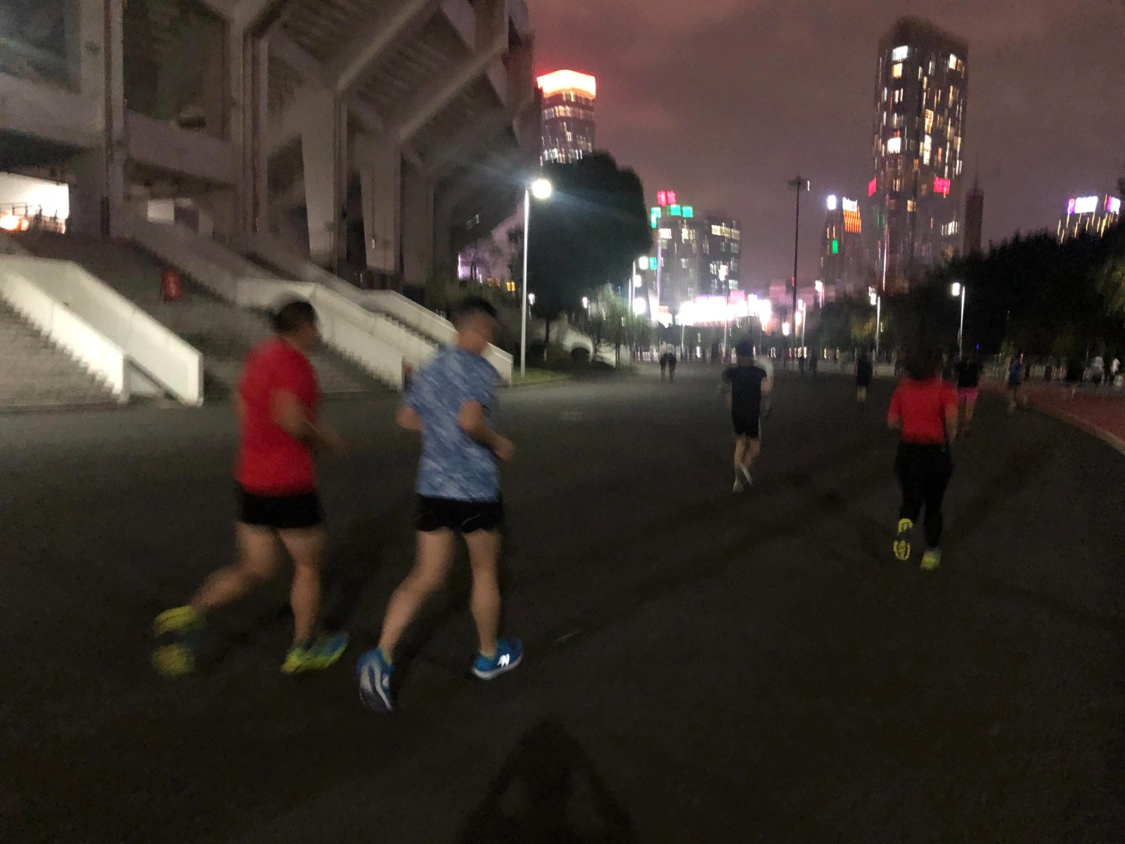 運動反傷身！？專家警告「夜間慢跑宛如慢性自殺」　地點選錯「藏致命危機」：一堆長輩正在做