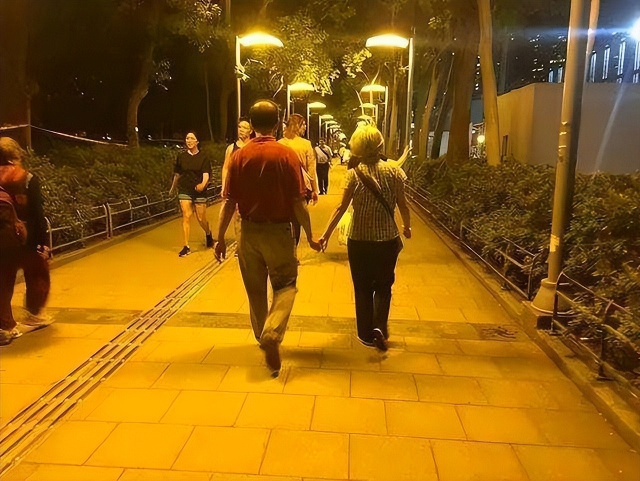 運動反傷身！？專家警告「夜間慢跑宛如慢性自殺」　地點選錯「藏致命危機」：一堆長輩正在做