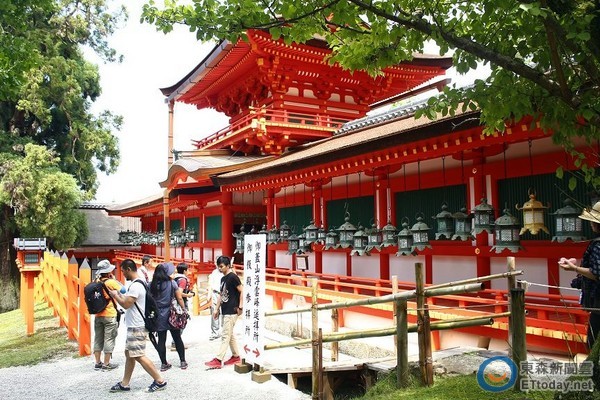 日本知名神社「被旅客破壞」！驚見樑柱「遭塗鴉4中文字」警方震怒出手了
