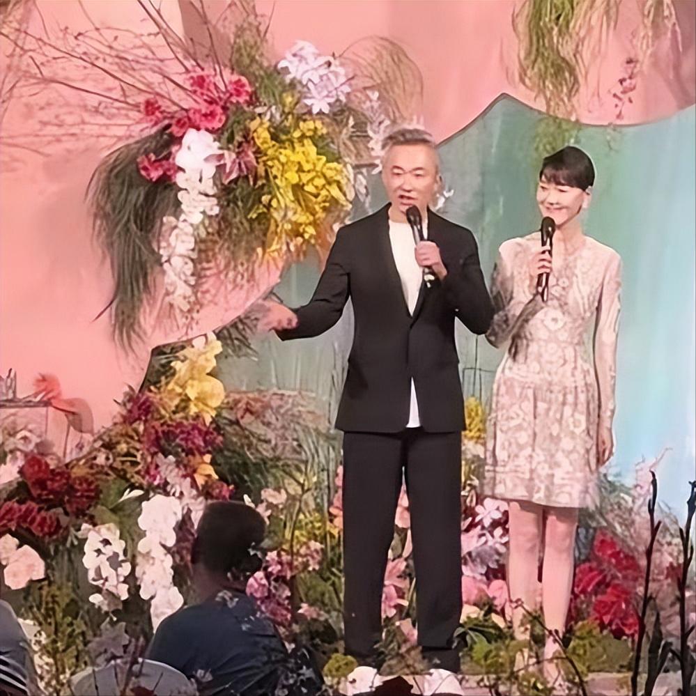 慘遭中國封殺！54歲主持天王「淪當婚禮司儀撈金」　滿頭白髮「身形明顯消瘦」現況網嘆息