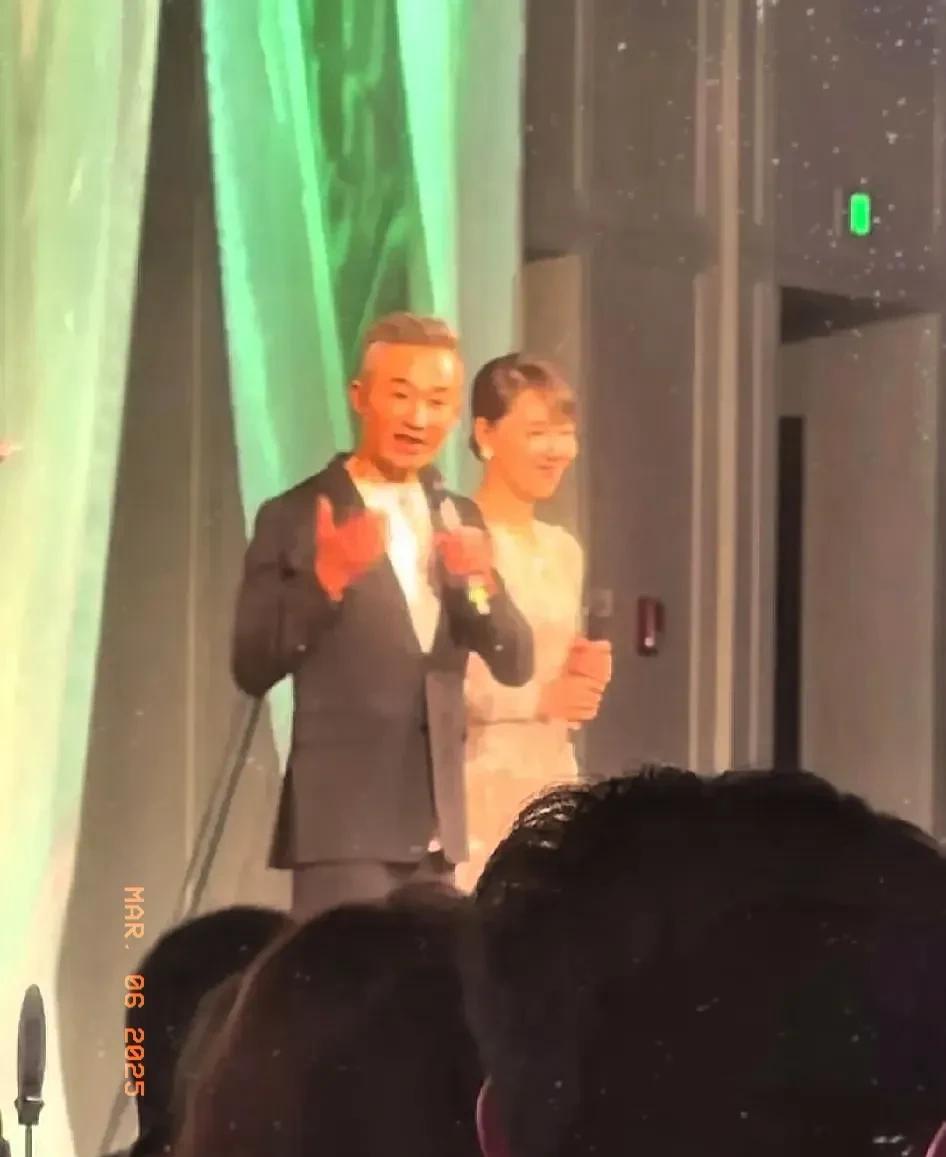 慘遭中國封殺！54歲主持天王「淪當婚禮司儀撈金」　滿頭白髮「身形明顯消瘦」現況網嘆息