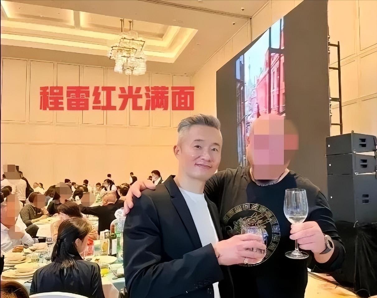 慘遭中國封殺！54歲主持天王「淪當婚禮司儀撈金」　滿頭白髮「身形明顯消瘦」現況網嘆息