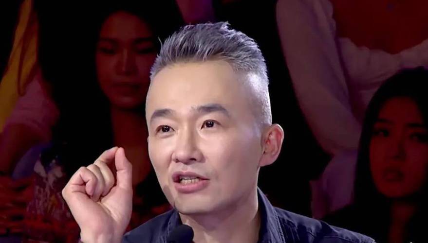 慘遭中國封殺！54歲主持天王「淪當婚禮司儀撈金」　滿頭白髮「身形明顯消瘦」現況網嘆息