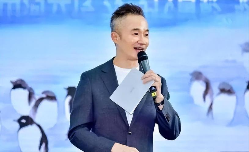 慘遭中國封殺！54歲主持天王「淪當婚禮司儀撈金」　滿頭白髮「身形明顯消瘦」現況網嘆息