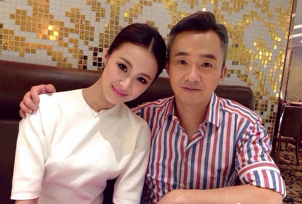 慘遭中國封殺！54歲主持天王「淪當婚禮司儀撈金」　滿頭白髮「身形明顯消瘦」現況網嘆息