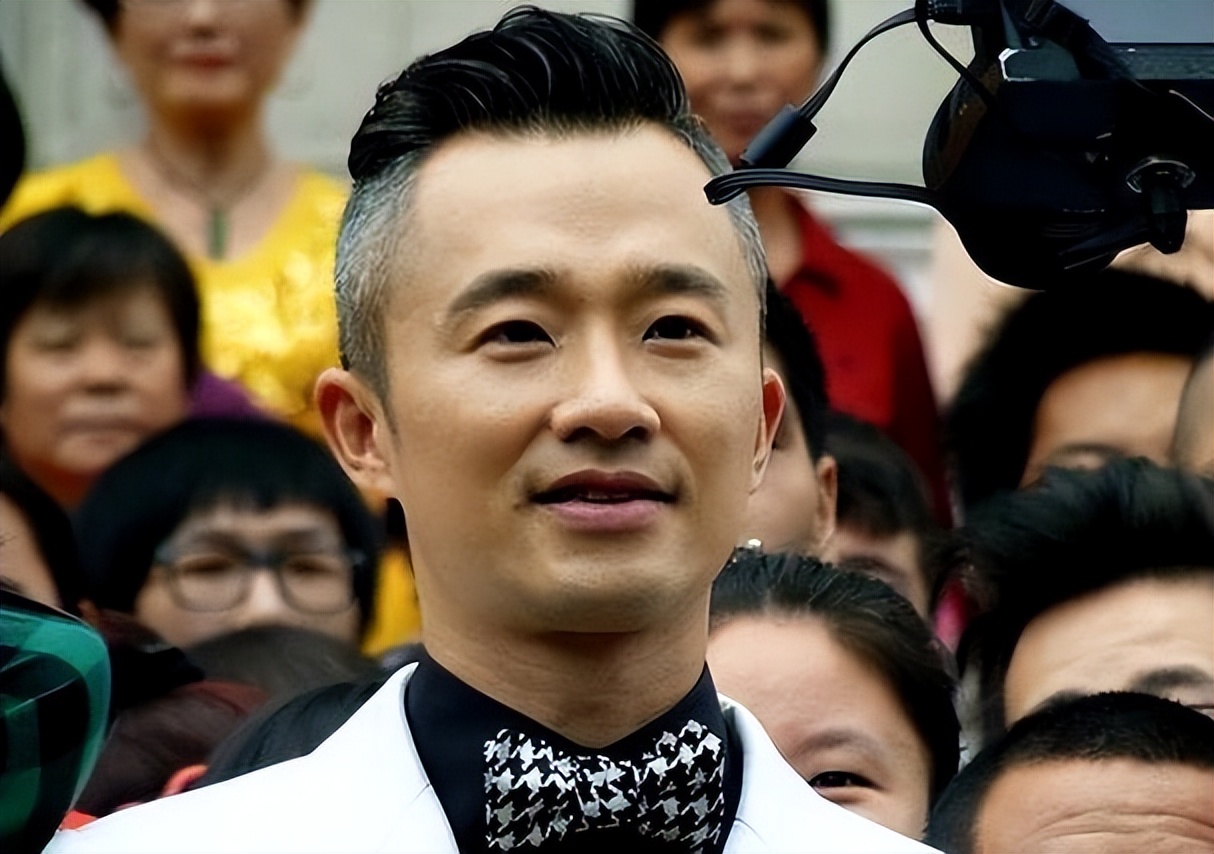 慘遭中國封殺！54歲主持天王「淪當婚禮司儀撈金」　滿頭白髮「身形明顯消瘦」現況網嘆息