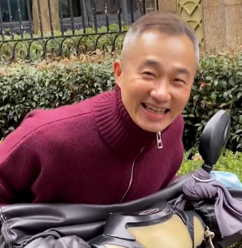 慘遭中國封殺！54歲主持天王「淪當婚禮司儀撈金」　滿頭白髮「身形明顯消瘦」現況網嘆息
