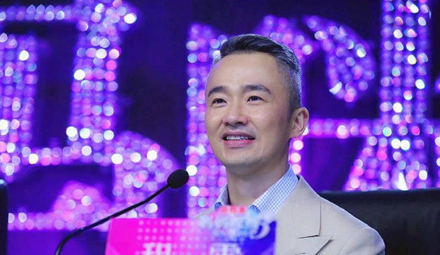 慘遭中國封殺！54歲主持天王「淪當婚禮司儀撈金」　滿頭白髮「身形明顯消瘦」現況網嘆息