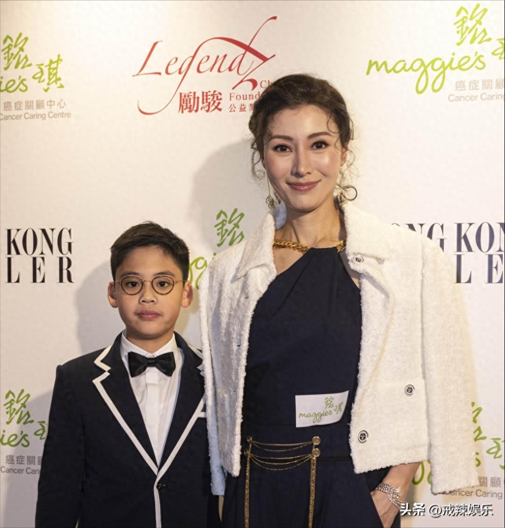 繼承媽媽基因！李嘉欣14歲兒「身高暴漲187cm」變長腿帥哥　陪媽逛街「1舉動暖翻網友」：真的長大了