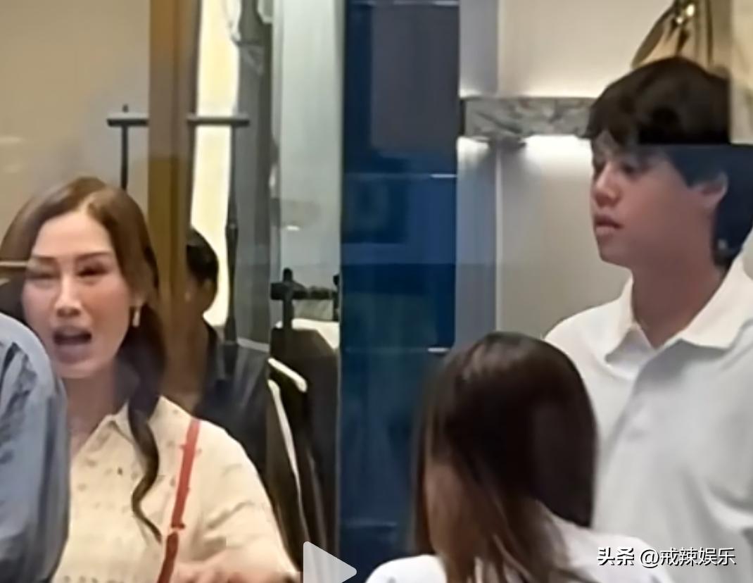 繼承媽媽基因！李嘉欣14歲兒「身高暴漲187cm」變長腿帥哥　陪媽逛街「1舉動暖翻網友」：真的長大了