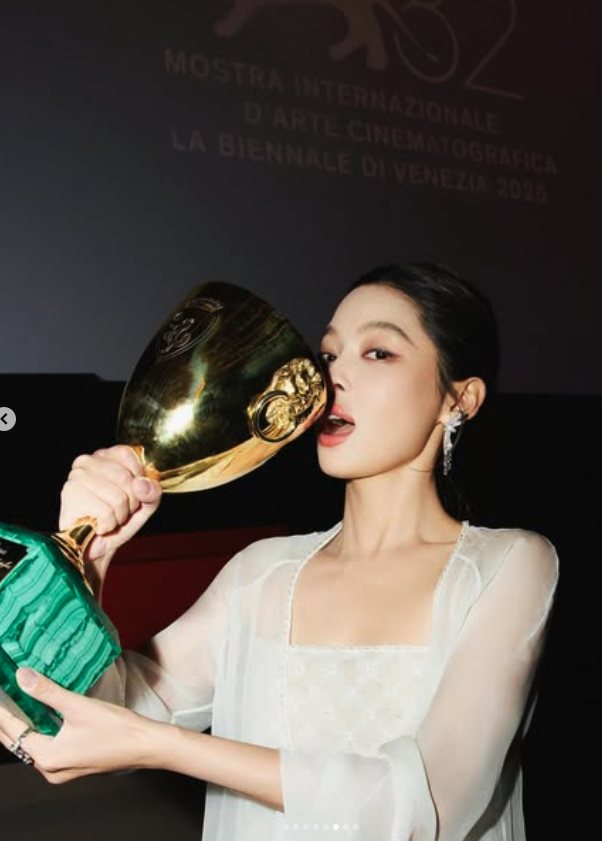 史上第3位華人影后！39歲女星「窮到買不起電腦給癱父」　苦熬10年摘金淚喊：「我站上國際了！」