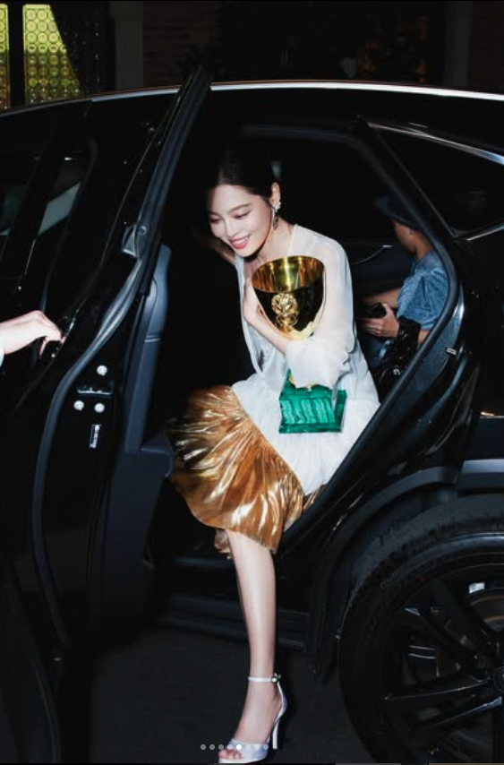 史上第3位華人影后！39歲女星「窮到買不起電腦給癱父」　苦熬10年摘金淚喊：「我站上國際了！」
