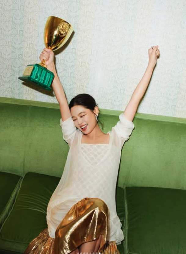 史上第3位華人影后！39歲女星「窮到買不起電腦給癱父」　苦熬10年摘金淚喊：「我站上國際了！」
