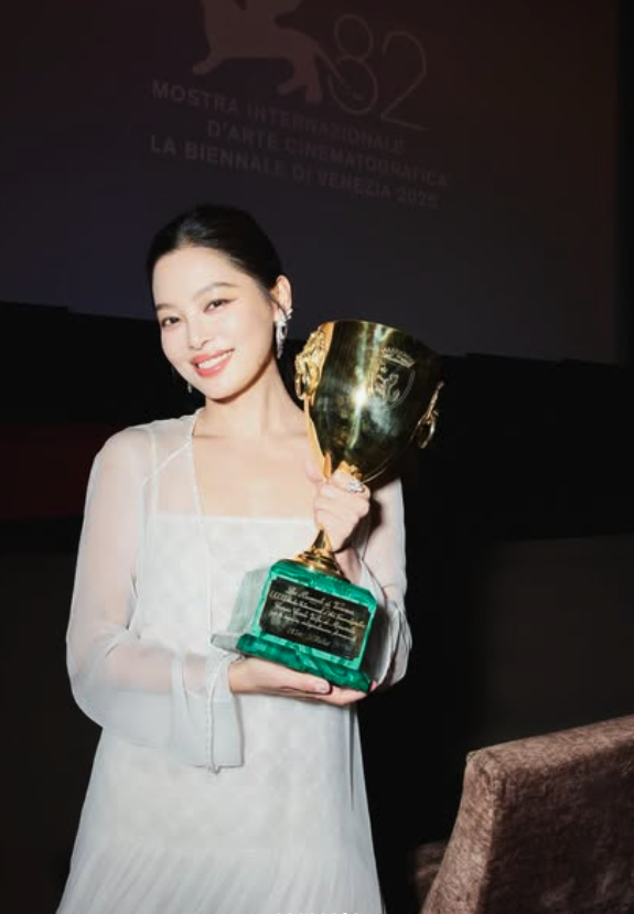 史上第3位華人影后！39歲女星「窮到買不起電腦給癱父」　苦熬10年摘金淚喊：「我站上國際了！」