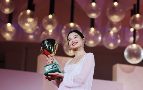 史上第3位華人影后！39歲女星「窮到買不起電腦給癱父」　苦熬10年摘金淚喊：「我站上國際了！」