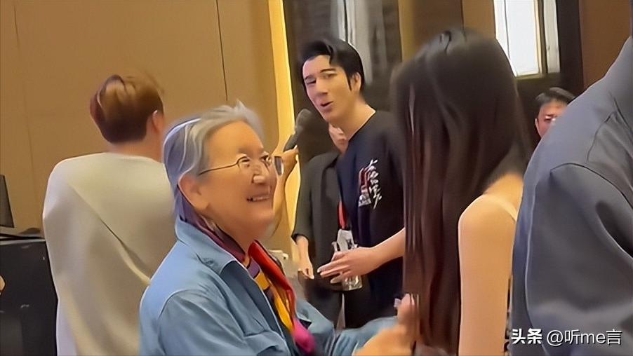 離婚3年多！王力宏爆「帶新歡高調見媽媽」互動超親密　女方「神似李靚蕾」身分曝光：也是高材生