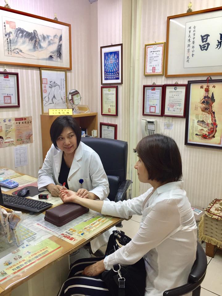 消失歌壇多年！66歲玉女歌后「轉行變中醫博士」　靠醫術拯救大咖歌手「連姊姊也是名人」