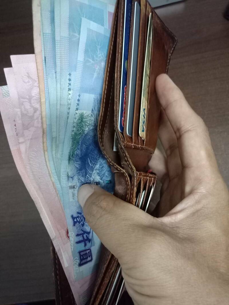 澎湖人撿到大量現金！送警局驚見「失主竟是大咖歌王」　他一看愣：「錢變少了」