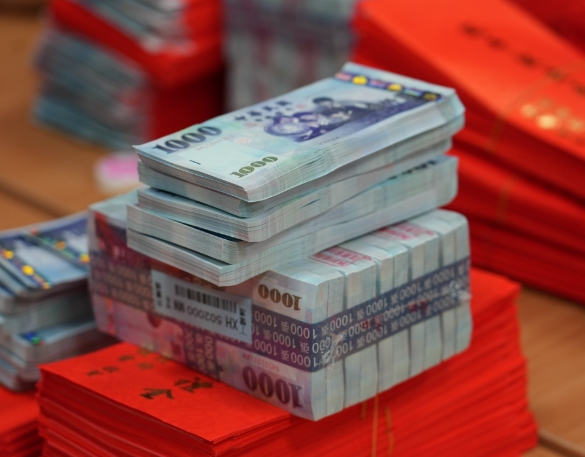 澎湖人撿到大量現金！送警局驚見「失主竟是大咖歌王」　他一看愣：「錢變少了」