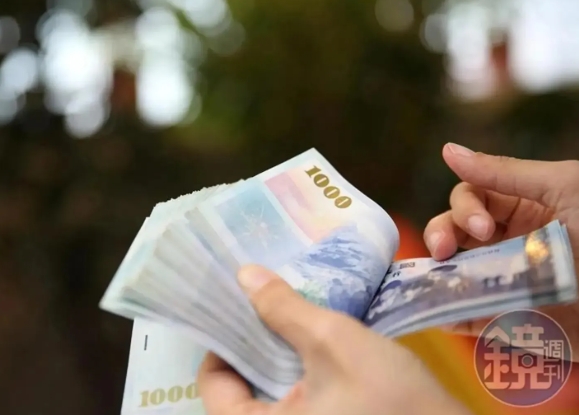 澎湖人撿到大量現金！送警局驚見「失主竟是大咖歌王」　他一看愣：「錢變少了」
