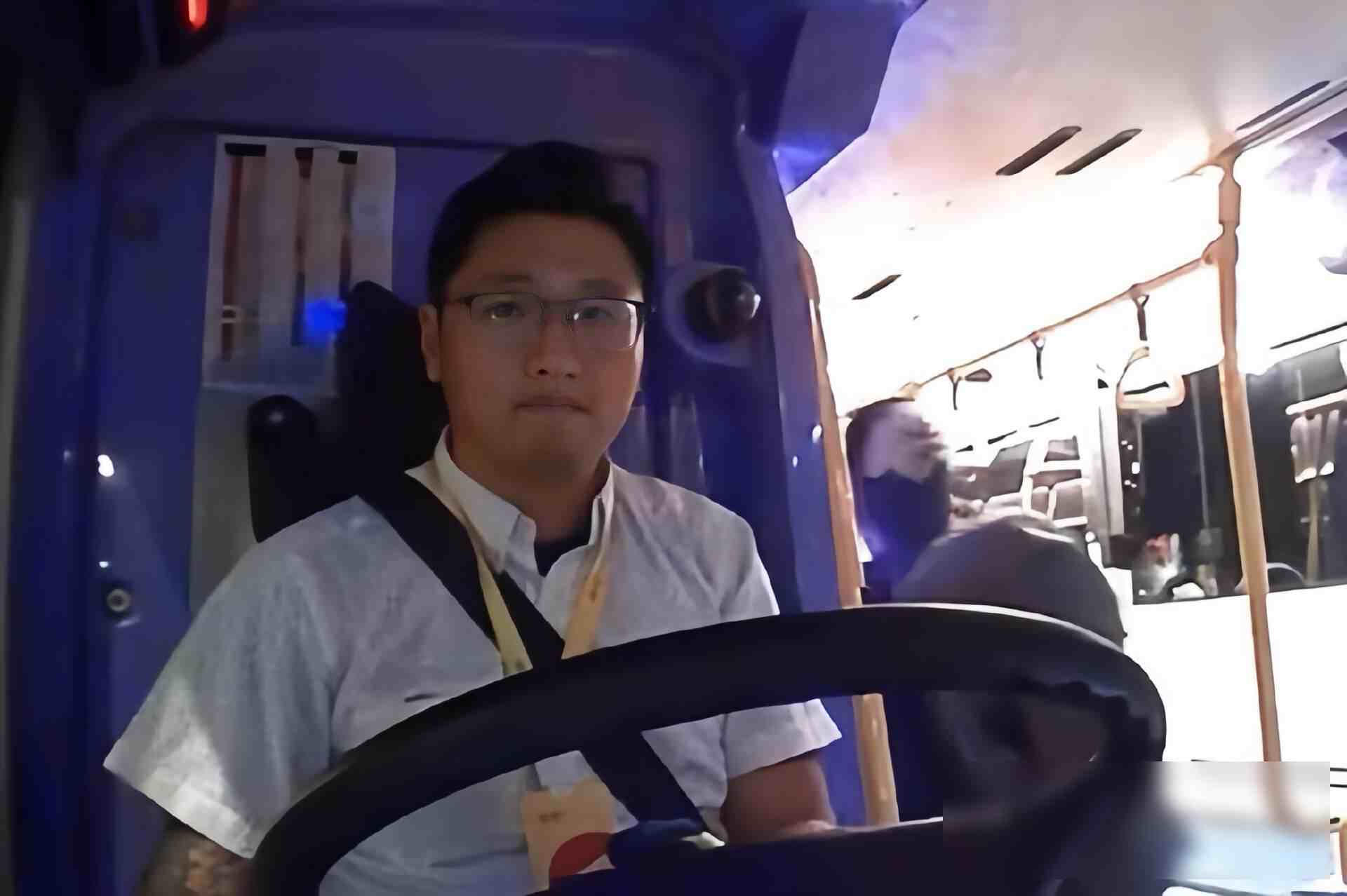 因撞臉謝霆鋒爆紅！知名男星「退圈後轉行當公車司機」　靠雙手「辛苦養育4孩子」：比起窮我寧願普通