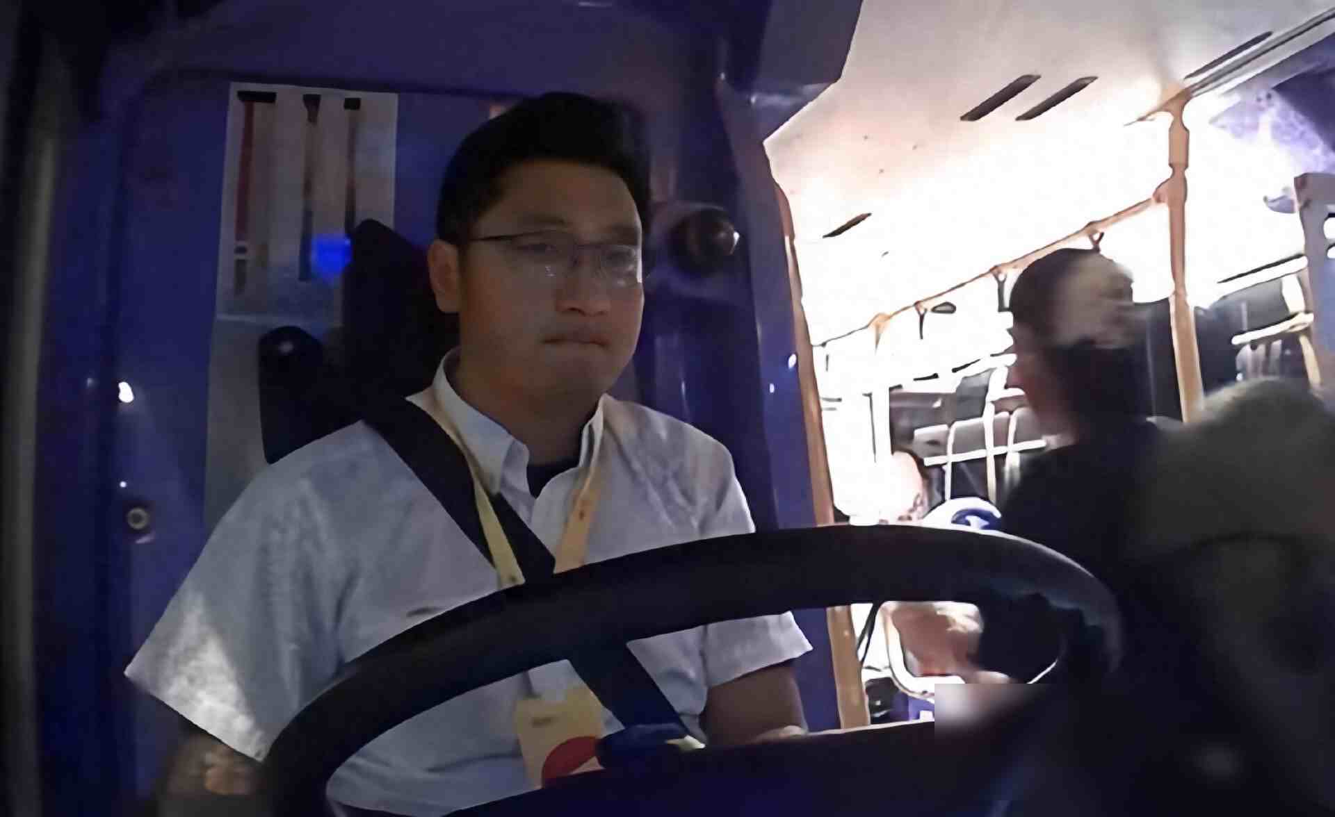 因撞臉謝霆鋒爆紅！知名男星「退圈後轉行當公車司機」　靠雙手「辛苦養育4孩子」：比起窮我寧願普通