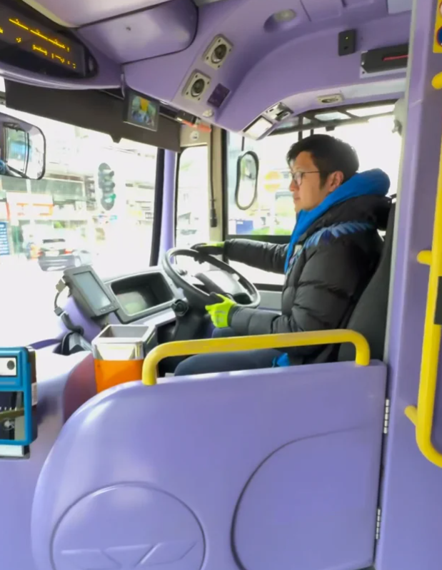 因撞臉謝霆鋒爆紅！知名男星「退圈後轉行當公車司機」　靠雙手「辛苦養育4孩子」：比起窮我寧願普通