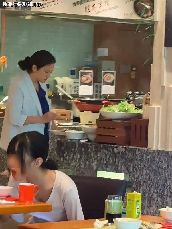 曾是主持界天后！她因走錯1步「人氣不再淡出螢光幕」　53歲「黑眼圈明顯又發福」網卻讚：平凡也是幸福