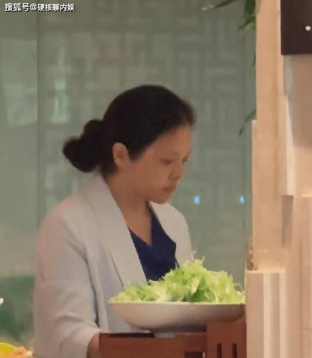 曾是主持界天后！她因走錯1步「人氣不再淡出螢光幕」　53歲「黑眼圈明顯又發福」網卻讚：平凡也是幸福