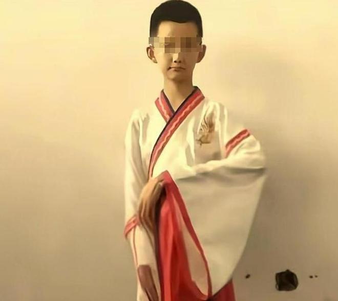 開學第一天失蹤！15歲男孩「被找到已身亡」　警曝「詭異凹折慘死」：他自己用的