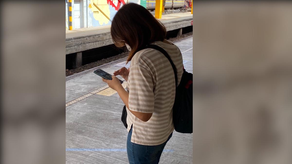 長時間低頭滑手機！20歲女大生「一照頸椎X光傻了」醫嚇爛：以為60歲