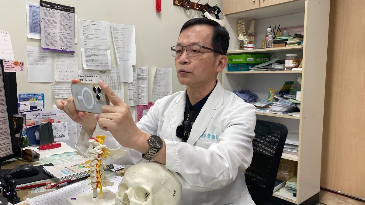 長時間低頭滑手機！20歲女大生「一照頸椎X光傻了」醫嚇爛：以為60歲