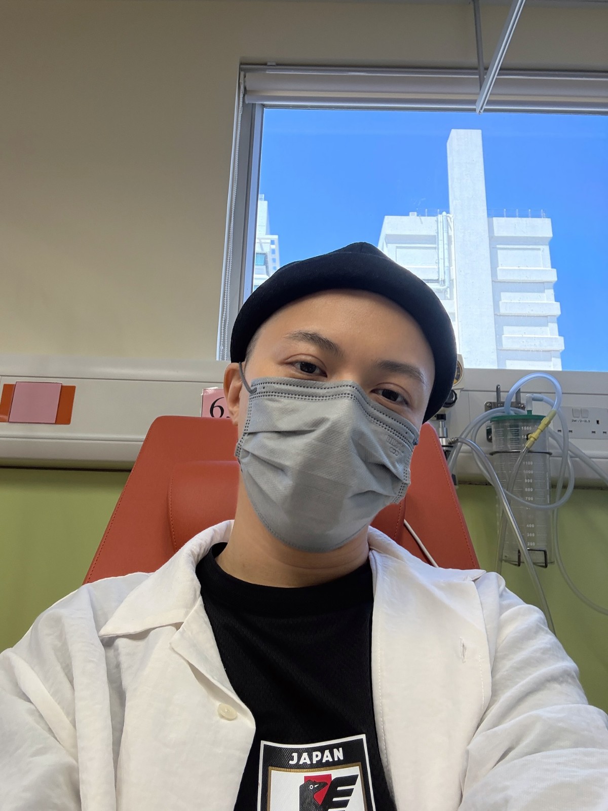 憔悴躺在病床！知名男星「證實罹癌接受化療」　曝最新病況嘆：「不要再有下一次...」