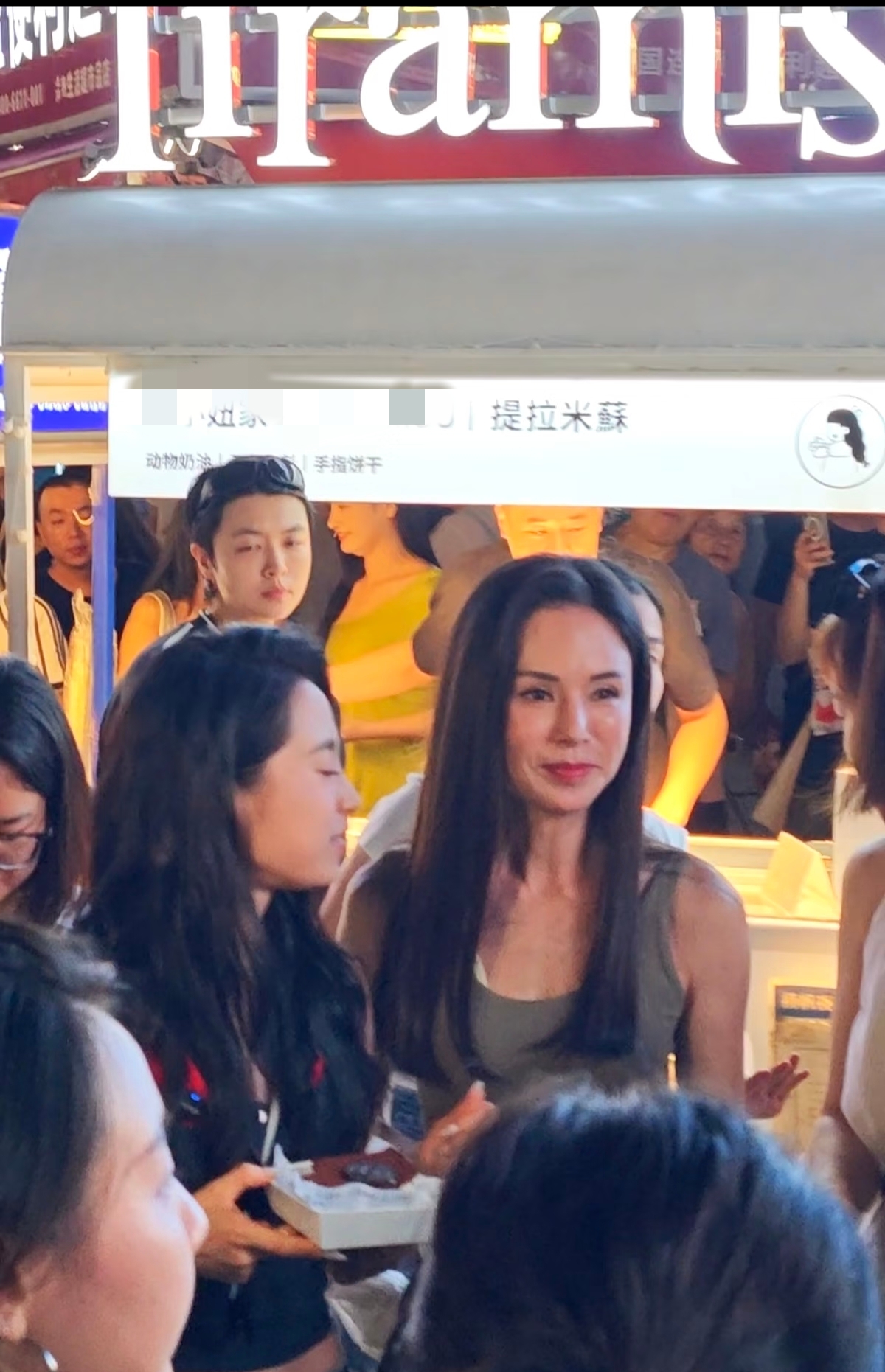 交往富商10年遭分手！大咖女星「59歲至今未婚未生」　穿露肚裝現身夜市「美到眾人驚嘆」：看不出年紀