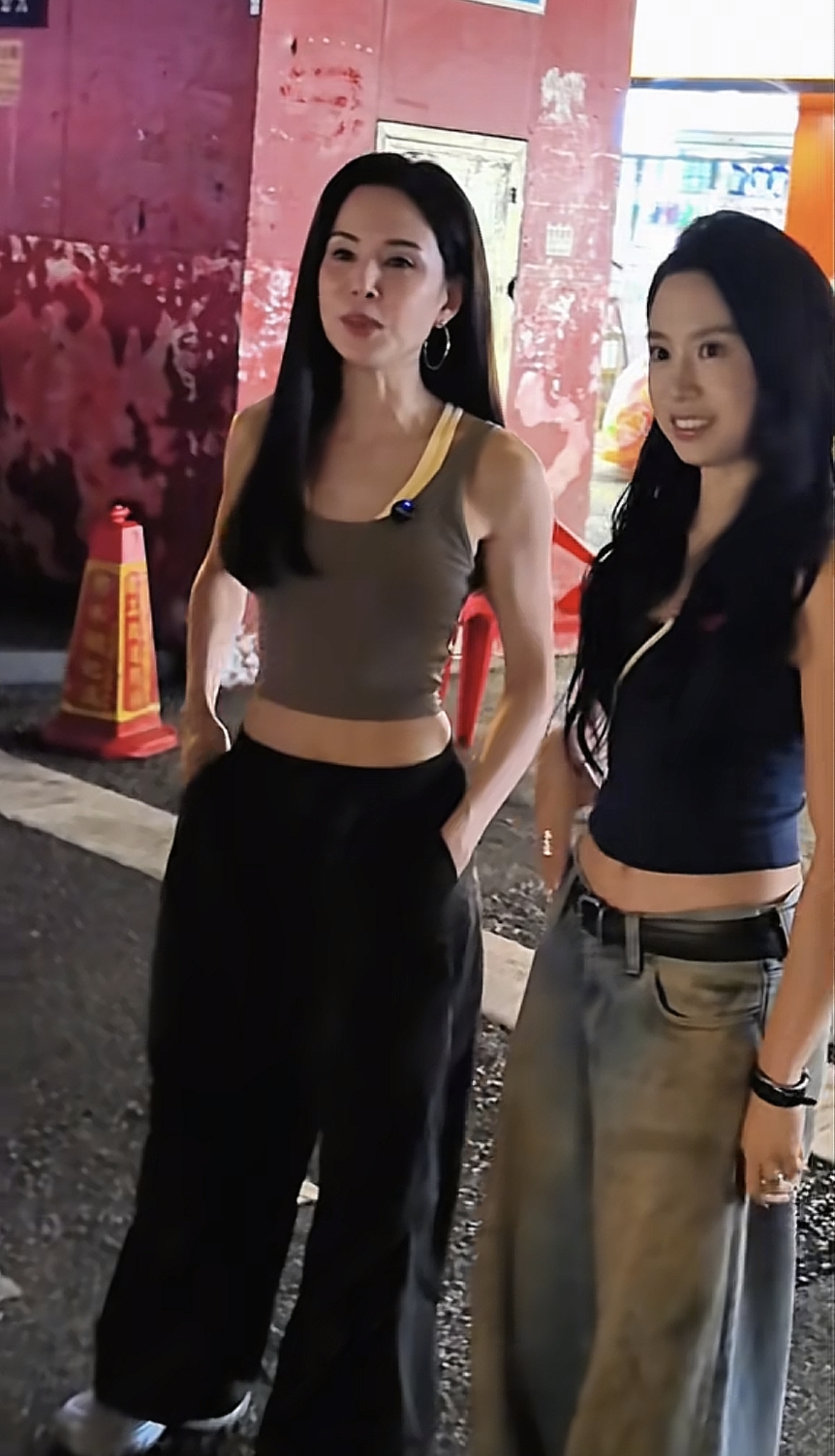 交往富商10年遭分手！大咖女星「59歲至今未婚未生」　穿露肚裝現身夜市「美到眾人驚嘆」：看不出年紀
