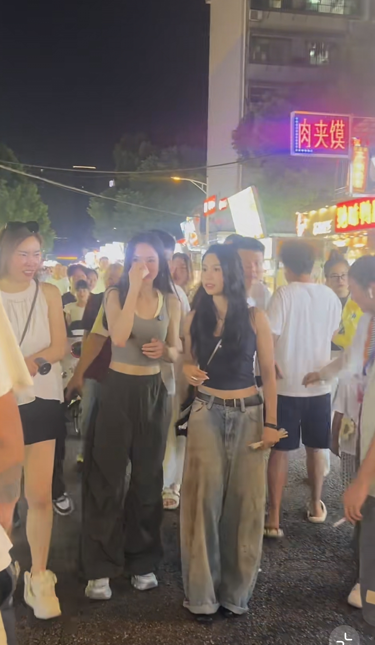 交往富商10年遭分手！大咖女星「59歲至今未婚未生」　穿露肚裝現身夜市「美到眾人驚嘆」：看不出年紀