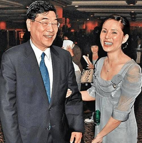 交往富商10年遭分手！大咖女星「59歲至今未婚未生」　穿露肚裝現身夜市「美到眾人驚嘆」：看不出年紀
