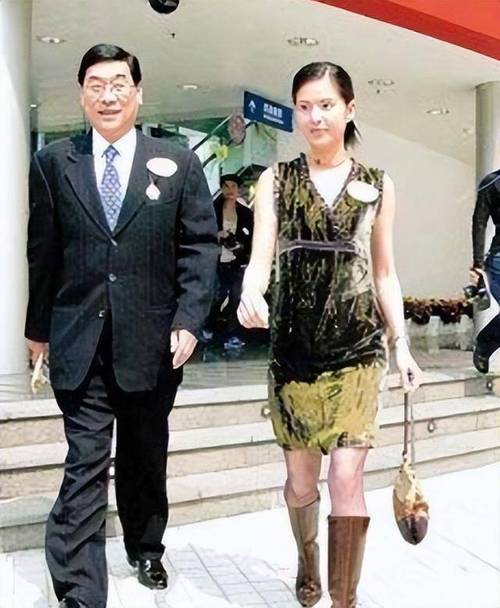交往富商10年遭分手！大咖女星「59歲至今未婚未生」　穿露肚裝現身夜市「美到眾人驚嘆」：看不出年紀
