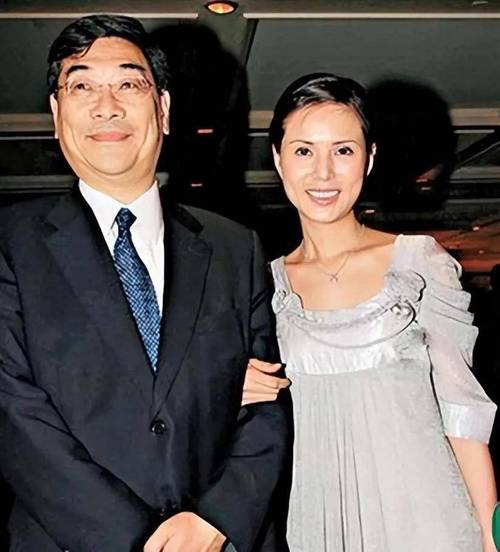 交往富商10年遭分手！大咖女星「59歲至今未婚未生」　穿露肚裝現身夜市「美到眾人驚嘆」：看不出年紀