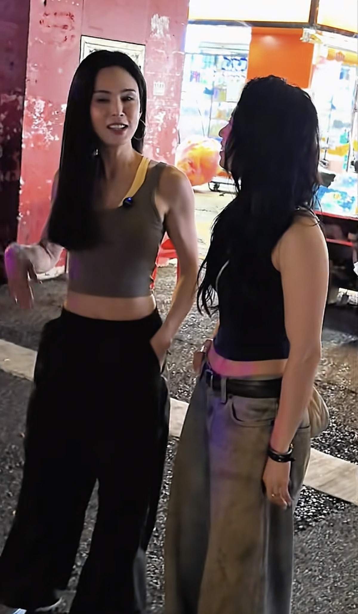 交往富商10年遭分手！大咖女星「59歲至今未婚未生」　穿露肚裝現身夜市「美到眾人驚嘆」：看不出年紀