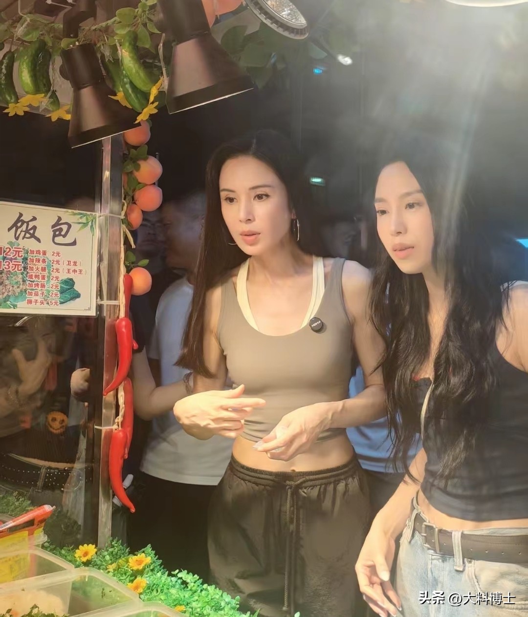 交往富商10年遭分手！大咖女星「59歲至今未婚未生」　穿露肚裝現身夜市「美到眾人驚嘆」：看不出年紀